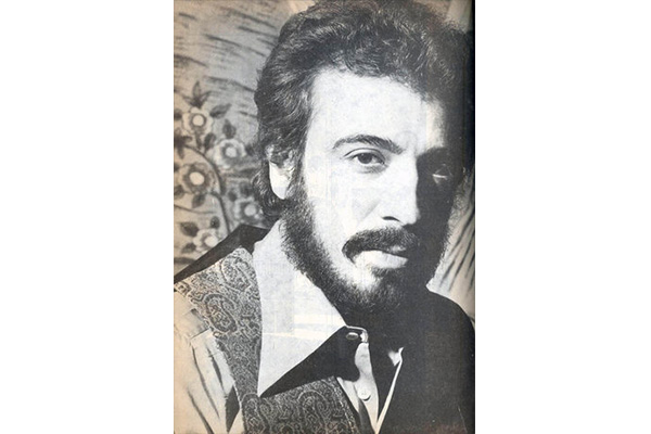 مرد لاغرِ ساده‌پوش