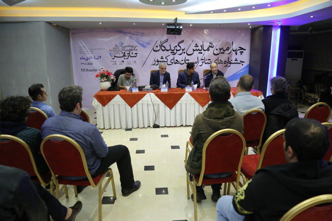 رضا گشتاسب: تئاتر بستر دموکراسی است