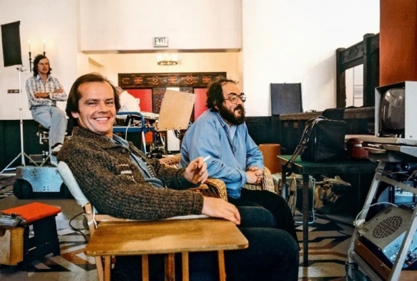 «جک نیکلسون» و «استنلی کوبریک» در لابی استودیو «الستری» همراه با «ایوان شاروک» صدابردار فیلم