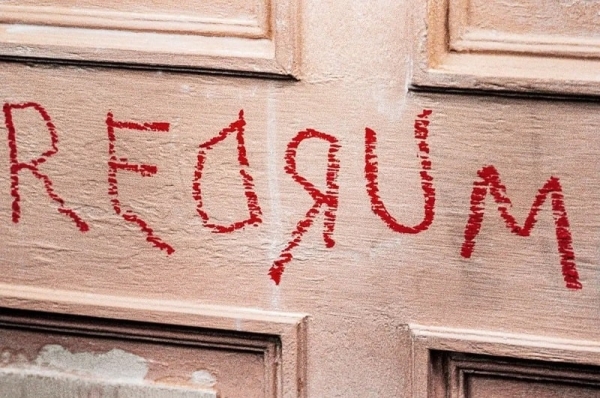 «قاتل» با رژ لب توسط کوبریک روی در چوبی نوشته شده است