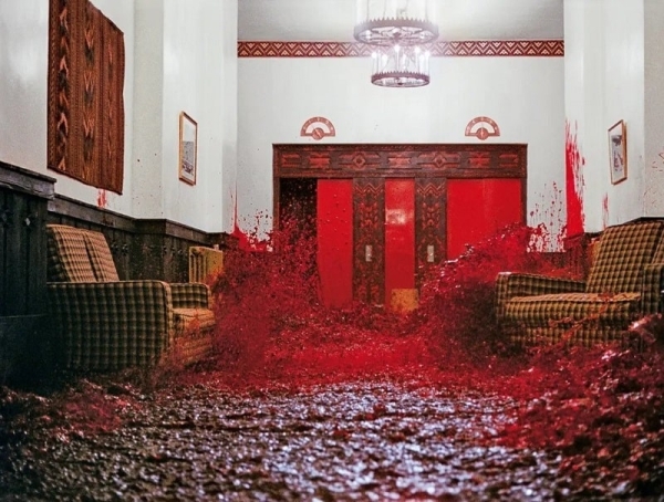 نمایی از سکانس مشهور آسانسور خون در فیلم «درخشش»