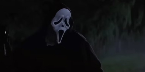 ۵. گوست فیس در «جیغ» (Scream) خود را با یک تماس تلفنی معرفی می‌کند