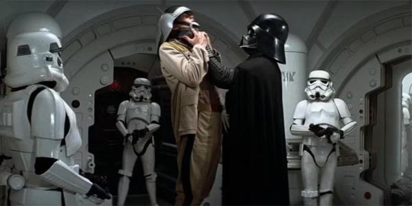 ۷. در «جنگ ستارگان قسمت ۴: امیدی تازه» (Star Wars Episode IV: A New Hope) دارث ویدر، قدرت امپراتوری را نشان می‌دهد