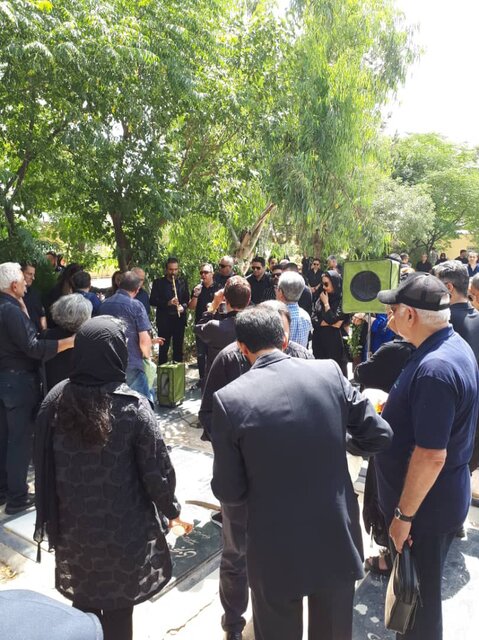  حضور هنرمندان در مراسم خاکسپاری سینا زند +‌ عکس