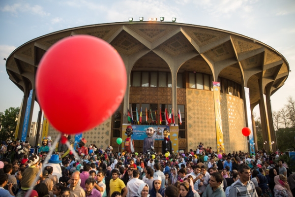نوزدهمین جشنواره نمایش عروسکی تهران مبارک در شرایطی آغاز می‌شود که این دوره برخلاف دوره‌های پیشین شادپیمایی ندارد. 