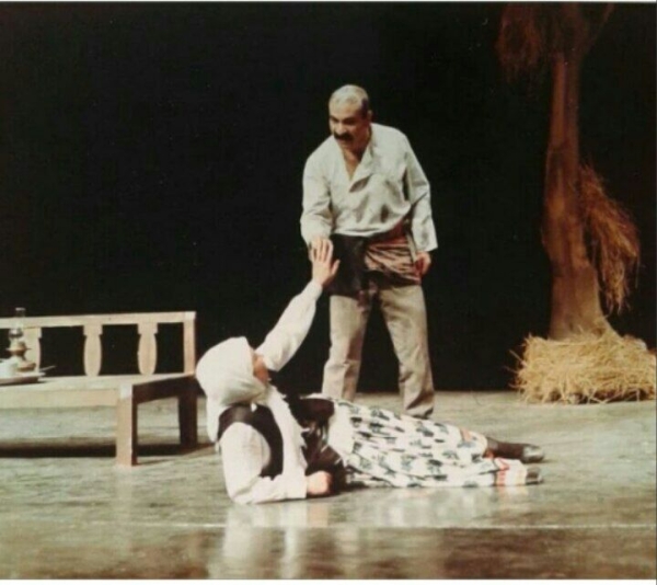 فردوس کاویانی و نازی حسنی در صحنه‌ای از نمایش پلکان به کارگردانی هادی مرزبان