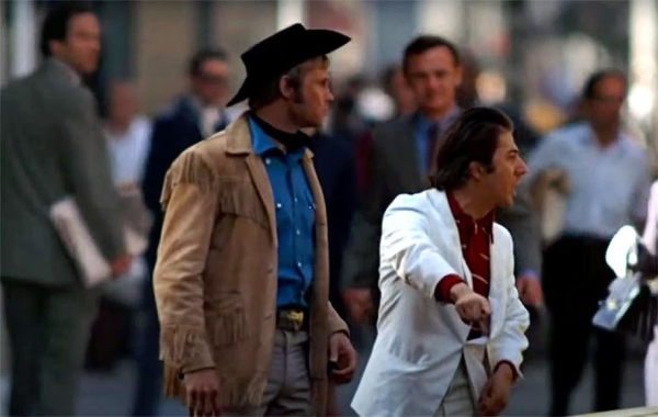 ۵. «من دارم راه می‌رم اینجا» در فیلم «کابوی نیمه‌شب» (Midnight Cowboy)، دیالوگ معروف در فیلم‌ها