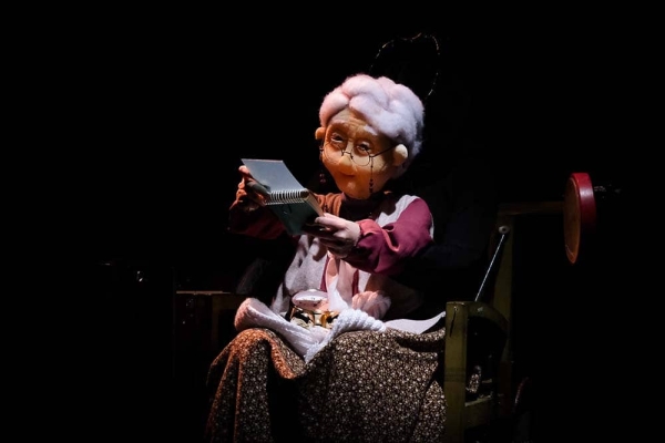 نگاهی به نمایش عروسکی «مامان»؛ متن و اجرای الهام سلج محمودی در باب مادرانگی و كهنسالی