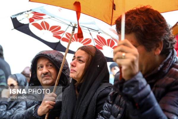بدرقه بیتا فرهی زیر باران با آوازخوانی علی زند وکیلی / سلام ما را به مهرجویی و شکیبایی برسانید