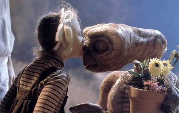 ۵. ئی‌ تی: موجود فرازمینی (E.T. The Extra-Terrestrial)، فیلم پرفروش دهه ۱۹۸۰