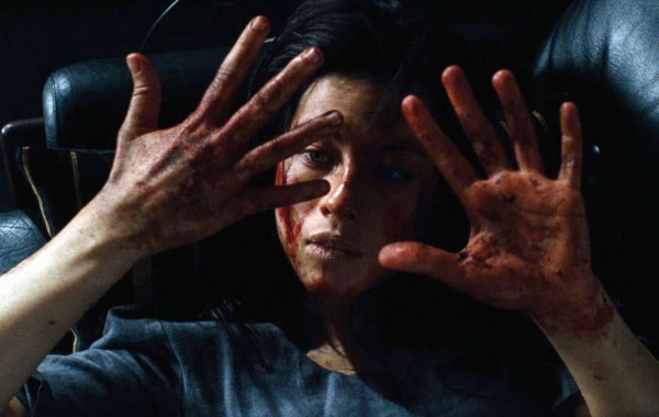 معرفی ۱۵ فیلم ترسناک برتر که شخصیت اصلی آن‌ها یک زن است