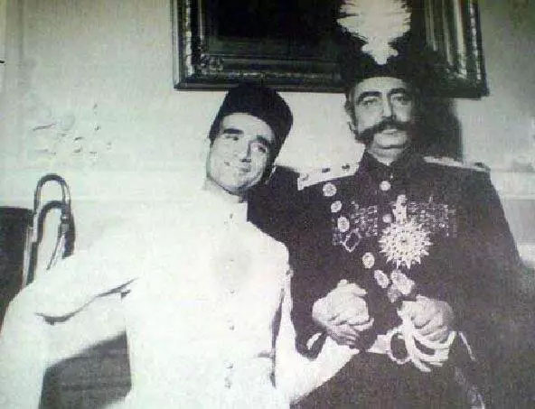  جمشید مشایخی و پرویز فنی زاده در سریال سلطان صاحب قران در نقش های ناصرالدین شاه و ملیجک 