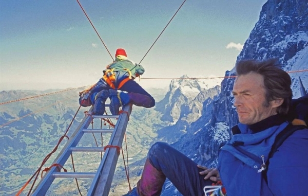 ۱) مرگ یک کوهنورد حرفه‌ای و آویزان ماندن کلینت ایستوود در ارتفاع ۴۰۰۰ پایی در فیلم «تحریم آیگر» (The Eiger Sanction)