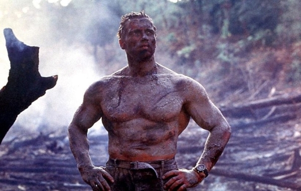 ۷) آرنولد شوارتزنگر در فیلم «غارتگر» (Predator) به مدت سه هفته، در گل و لای پوشانده شد
