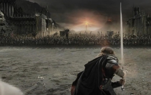 ۳) سکانس نهایی نبرد در فیلم «ارباب حلقه‌ها؛ بازگشت پادشاه» (The Lord of the Rings: The Return of the King) در میدان مین فیلمبرداری شده‌