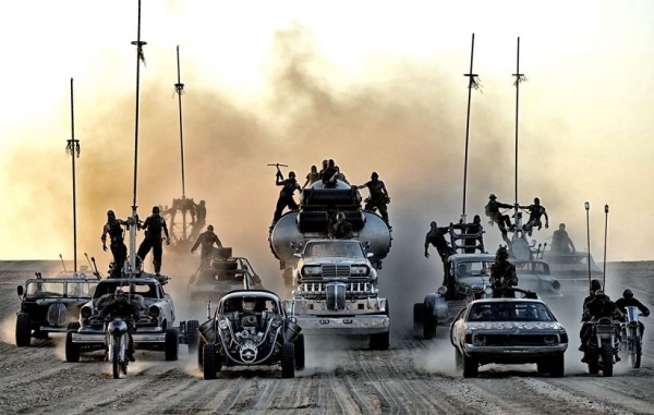 ۴) فیلمبرداری در نزدیکی یک سایت هسته‌ای بدون هیچ اقدام بازدارنده، باعث شد تقریبا نیمی ۶) بارش باران پس از یک قرن در صحرایی که لوکیشن فیلم بود، باعث شد عوامل فیلم «مکس دیوانه: جاده خشم» (Mad Max: Fury Road) محل فیلمبرداری را به قاره‌ای دیگر تغییر دهند.