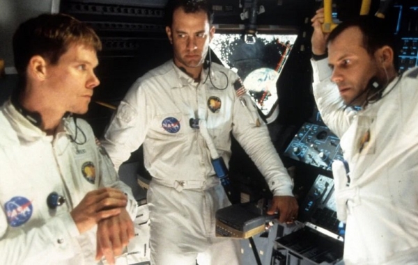 ۱۱) فیلمبرداری «آپولو ۱۳» (Apollo 13) در حالتی که جاذبه زمین به صفر رسیده بود، باعث تهوع و استفراغ مدام عوامل فیلم شد