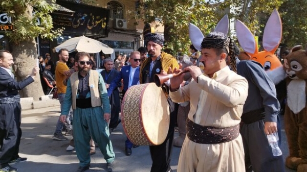 طنین «دهل» در مریوان؛ آغاز پرشکوه هجدهمین جشنواره تئاتر خیابانی