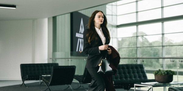 پایان فیلم Bugonia واضحتر از آن است که شوکهکننده باشد | تحلیل کامل فیلم بوگونیا