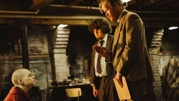 Bugonia:؛ ۷ تفاوت مهم بین فیلم اما استون و اثر کرهای «سیاره سبز را نجات بده»