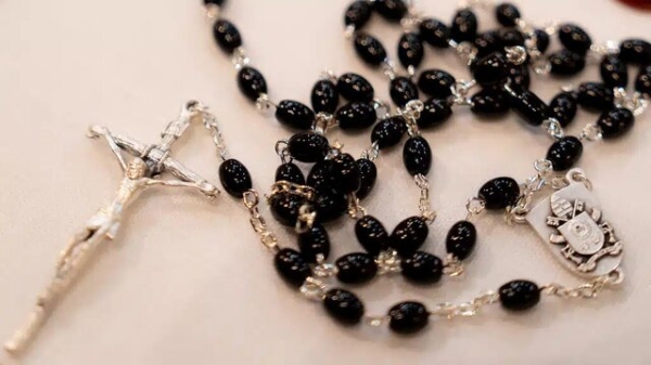 هدیه معنوی پاپ به رابرت دنیرو در واتیکان؛ بازیگر ۸۲ ساله، تسبیح متبرک دریافت کرد