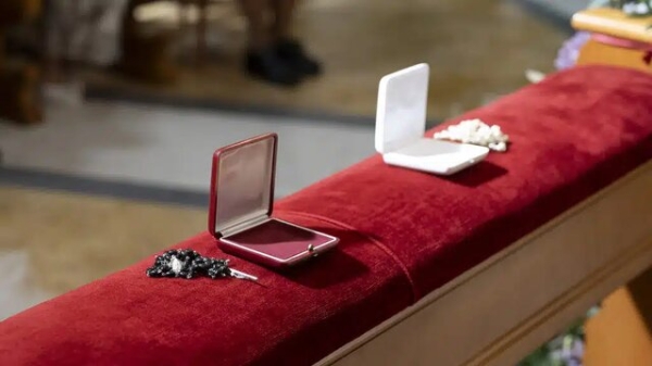 هدیه معنوی پاپ به رابرت دنیرو در واتیکان؛ بازیگر ۸۲ ساله، تسبیح متبرک دریافت کرد