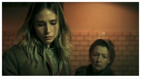 نقد فیلم زمستان کلاغ؛ تریلر جنگ سرد با هنرنمایی لزلی منویل