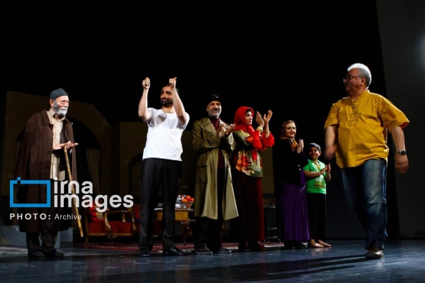 هادی مرزبان در قاب خاطرات؛ نگاهی به زندگی، سوابق و عکس‌های کمتردیده شده کارگردان فقید تئاتر