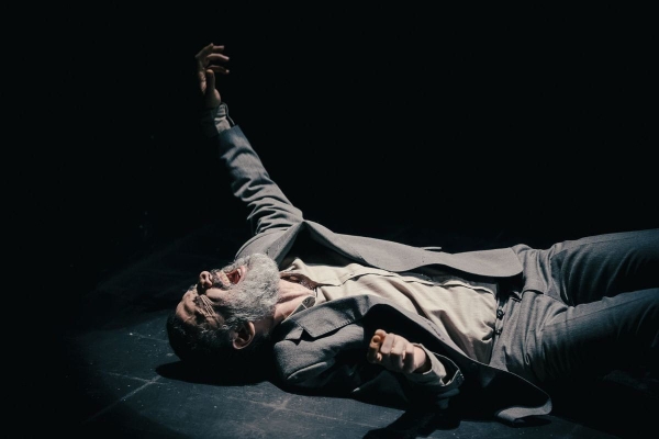 نقد نمایش «کلیسم» مهدی ضیاچمنی؛ مقاومت تئاتری مسالهمند علیه بورژوازی