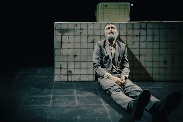 نقد نمایش «کلیسم» مهدی ضیاچمنی؛ مقاومت تئاتری مسالهمند علیه بورژوازی