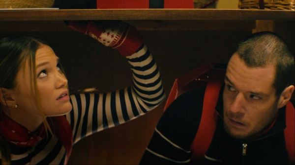 نقد فیلم Jingle Bell Heist؛ کمدی رمانتیک کریسمسی نتفلیکس