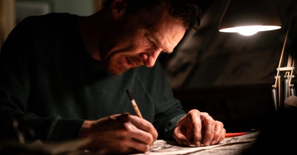 نقد فیلم «The Thing with Feathers»: وقتی بازی بی‌نقص بندیکت کامبربچ از اقتباسی ضعیف و ترس ناکارآمد جلو می‌زند