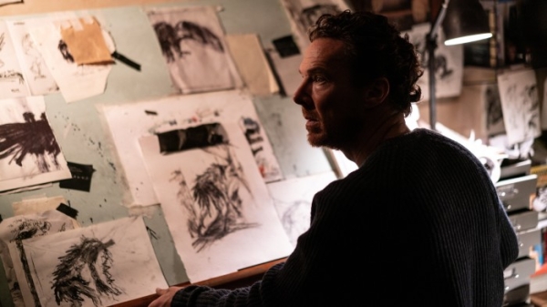 نقد فیلم «The Thing with Feathers»: وقتی بازی بی‌نقص بندیکت کامبربچ از اقتباسی ضعیف و ترس ناکارآمد جلو می‌زند