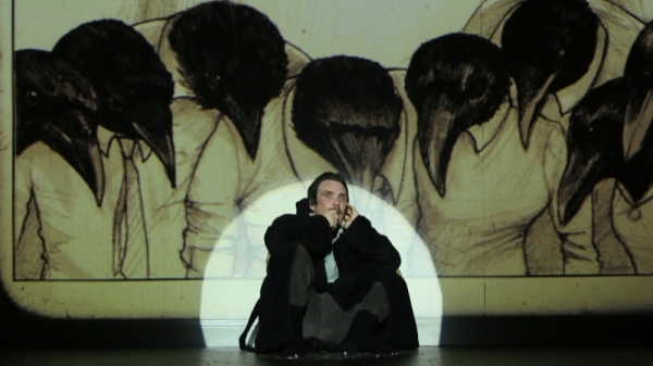 نقد فیلم «The Thing with Feathers»: وقتی بازی بی‌نقص بندیکت کامبربچ از اقتباسی ضعیف و ترس ناکارآمد جلو می‌زند