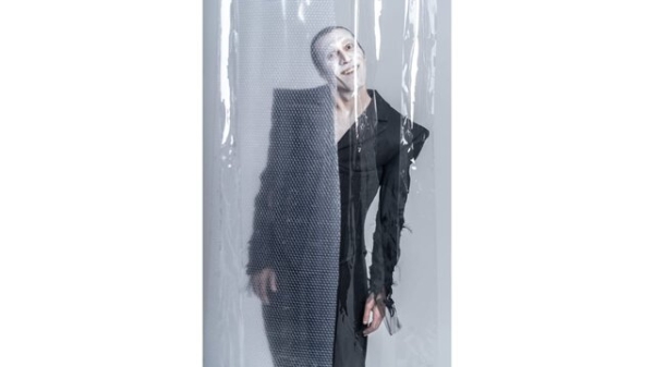 انتقاد کارگردان «شهر گناه» به نبود استراتژی در تئاتر؛ «اجرای شبانه ۱۰۰ تئاتر اشتباه مدیریتی است»