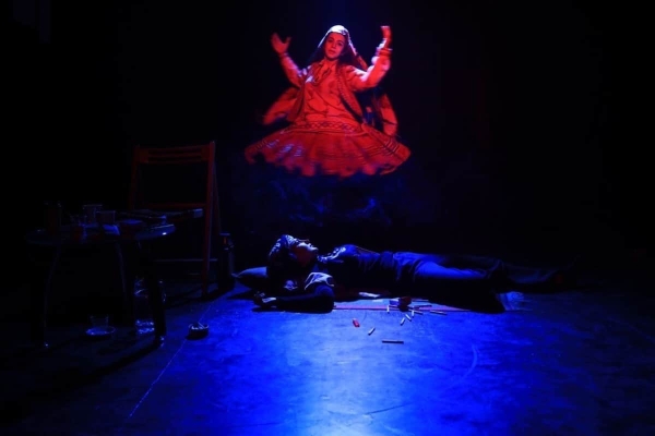 درباره  نمایش «زنی که فقط سیگار می‌کشد» به کارگردانی رضا آشفته؛ از فلسفه سارتر تا دود چخوف