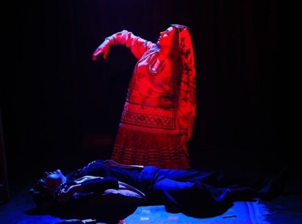 درباره  نمایش «زنی که فقط سیگار می‌کشد» به کارگردانی رضا آشفته؛ از فلسفه سارتر تا دود چخوف