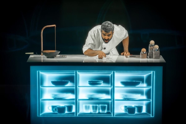 شیرینی تلخ تاریخ در اقدسیه؛ واکاوی نمایش «مثل یک ترافل ساده» از سرگرمی بورژوایی تا رادیکالیسم سیاسی