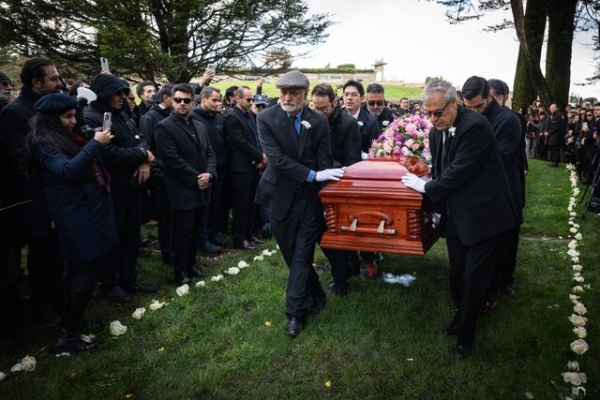 تصاویری تازه از مراسم خاکسپاری بهرام بیضایی