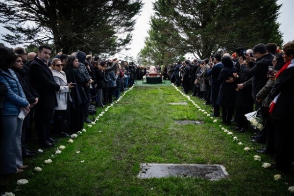 تصاویری تازه از مراسم خاکسپاری بهرام بیضایی