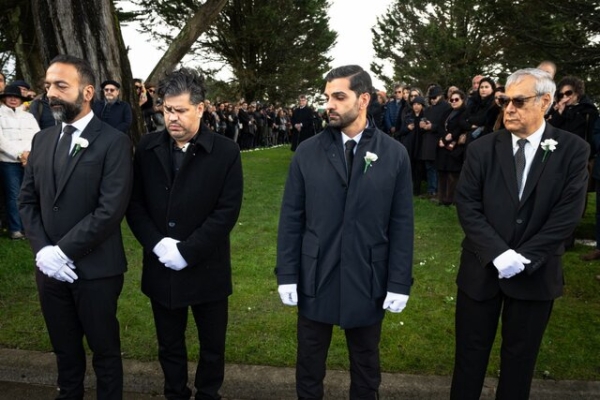 تصاویری تازه از مراسم خاکسپاری بهرام بیضایی