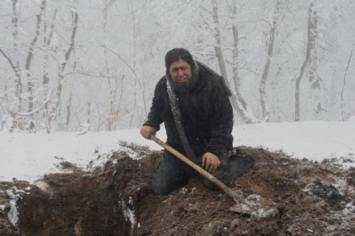فرهاد اصلانی در نمایی از فیلم سینمایی خرس