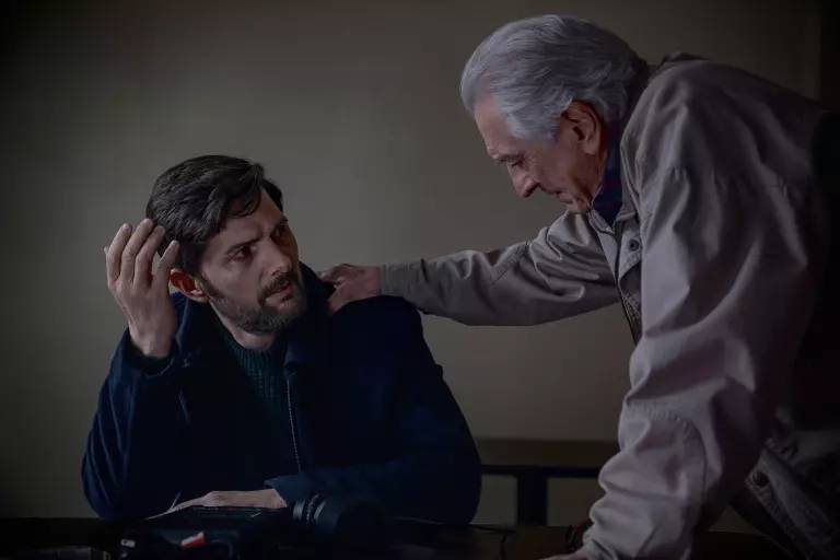 نقد فیلم «The Whisper Man»؛ آدام اسکات و رابرت دنیرو به یک تریلر جنایی پیچیده جان می‌دهند