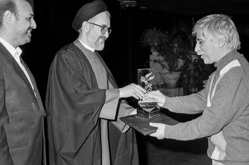 بهرام بیضایی چرا سیمرغ جشنواره فجر را پس داد؟ ماجرای سانسور «مسافران»